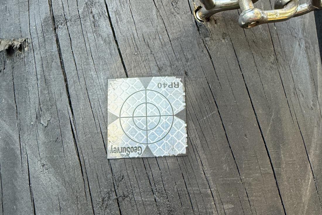 Monitoring target fixed to a structure